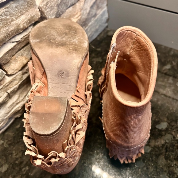 Women's size 6 , Sundance bootie - Picture 4 of 5